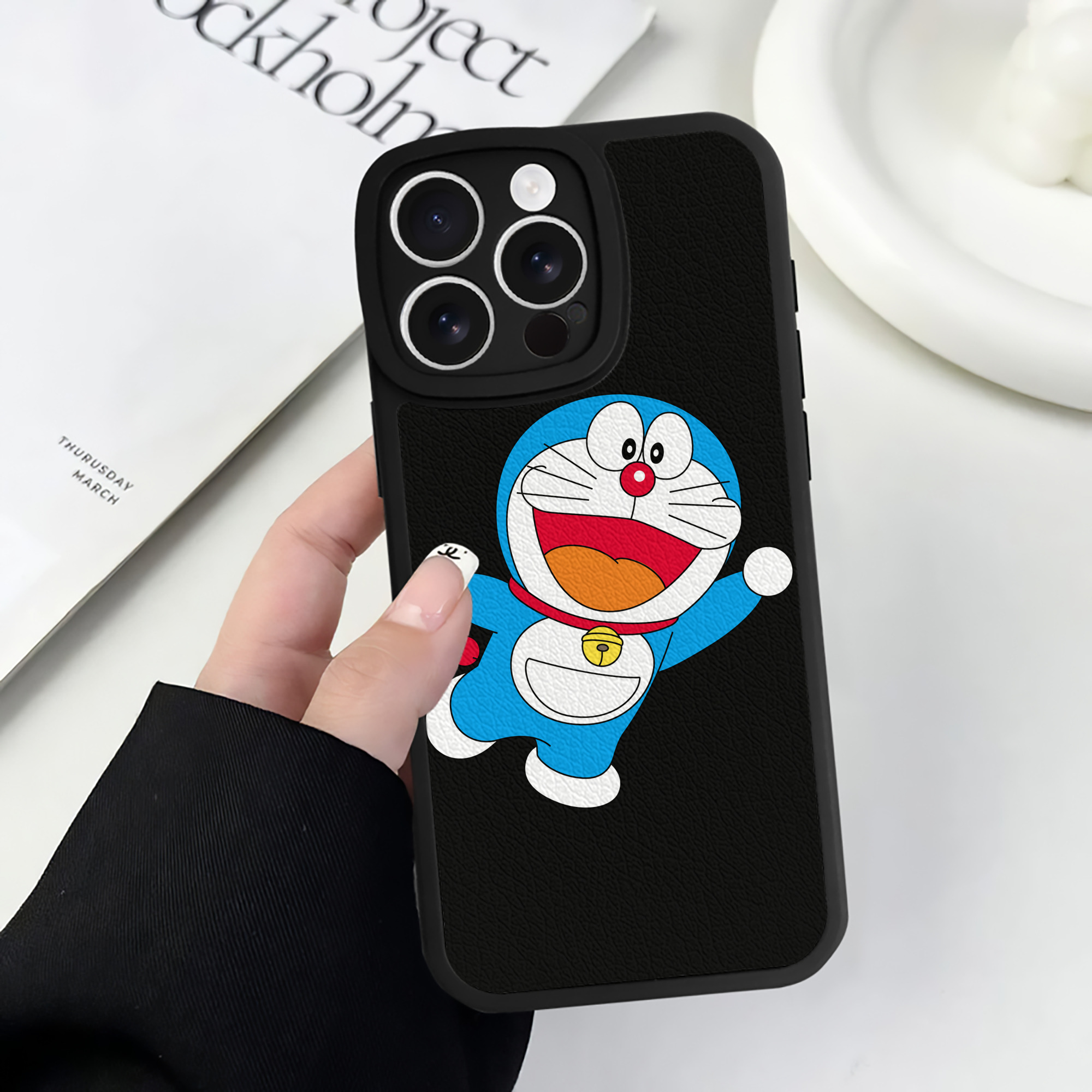 （画像用） ドラえもん Doraemon 【iPhone 16シリーズ対応】シリコンスマホケース（レザー調） 材質：シリコン